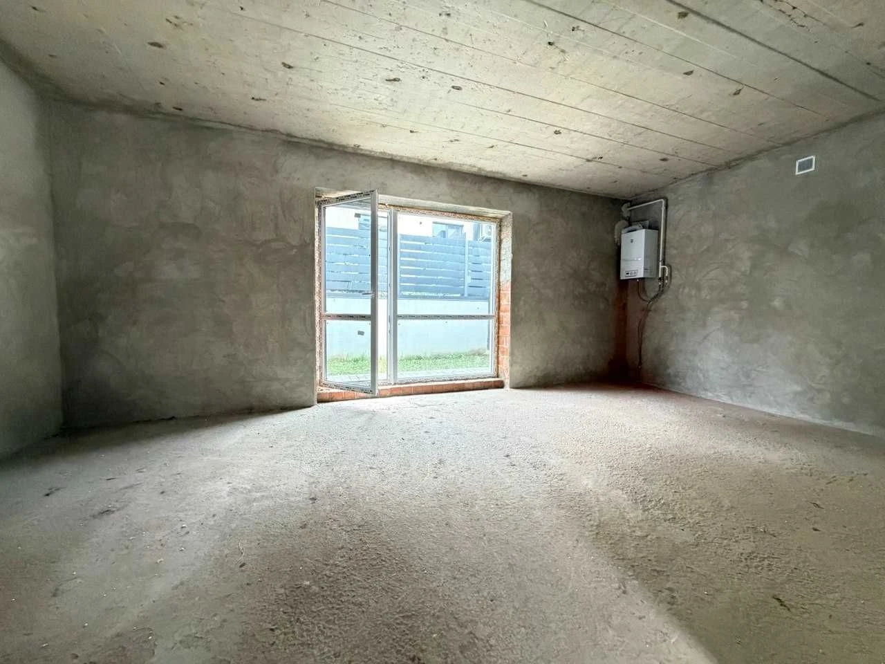 Townhouse for Sale with City Utilities + Garage