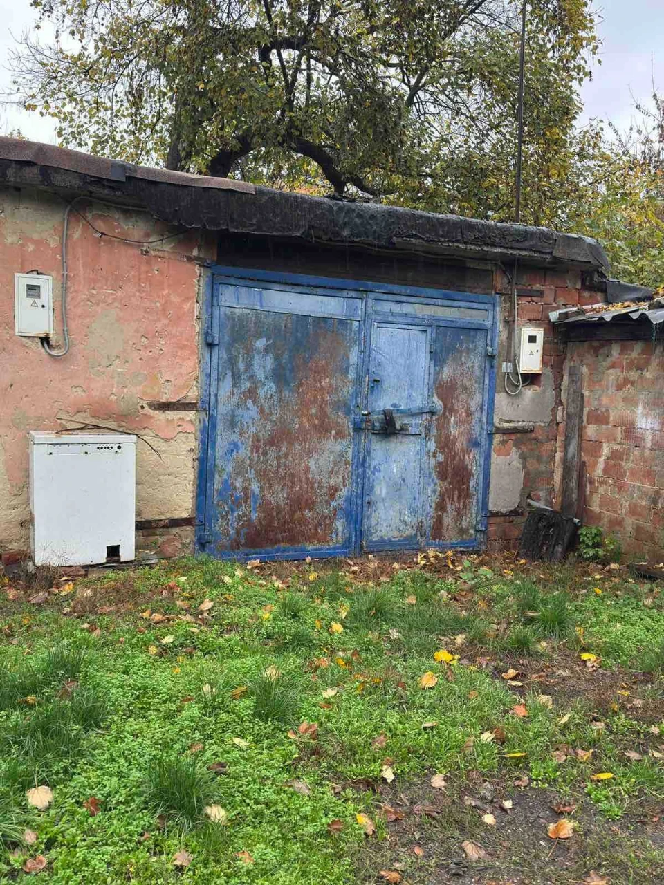 Garage for sale near the main University building