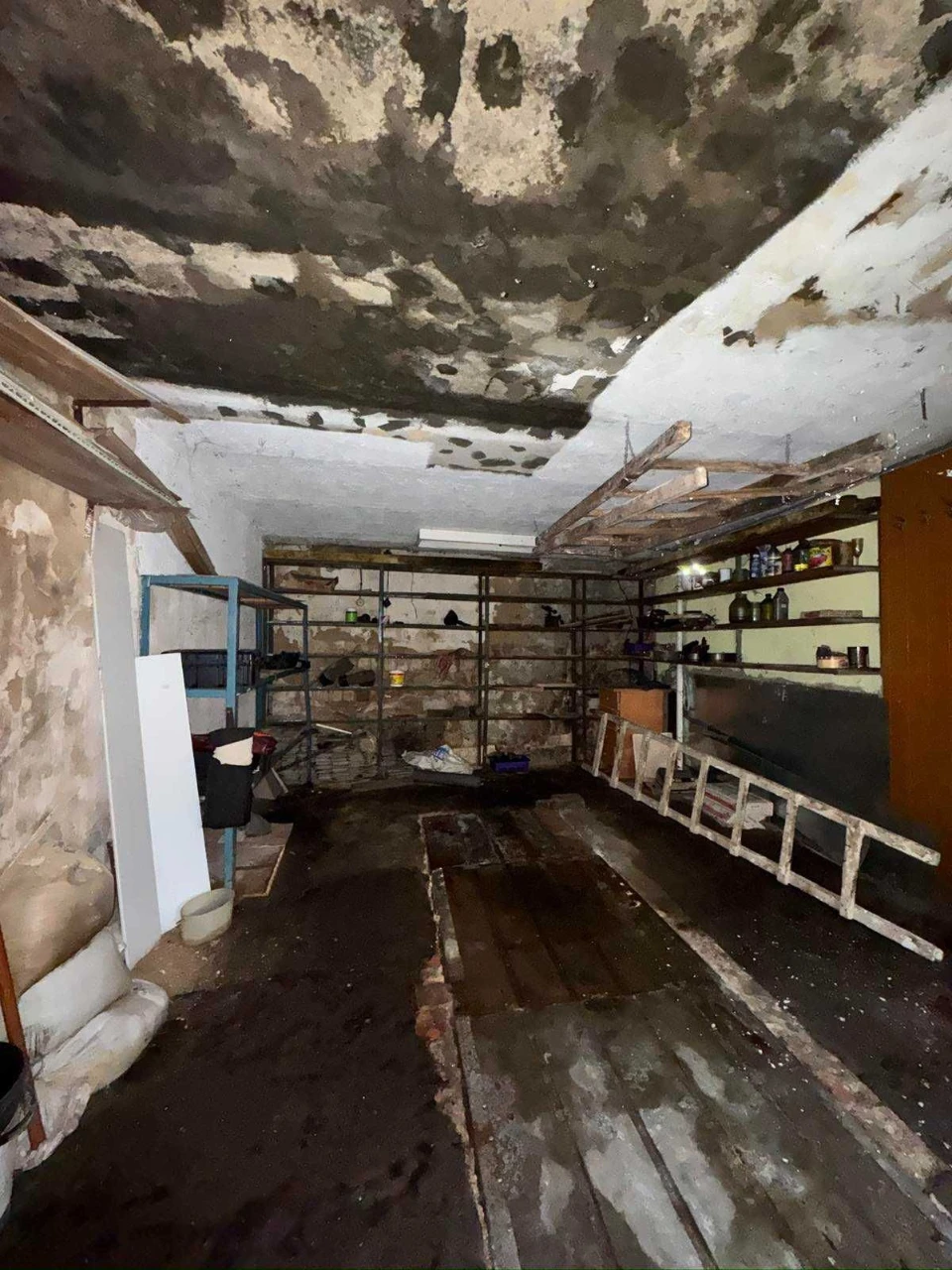Garage for sale near the main University building