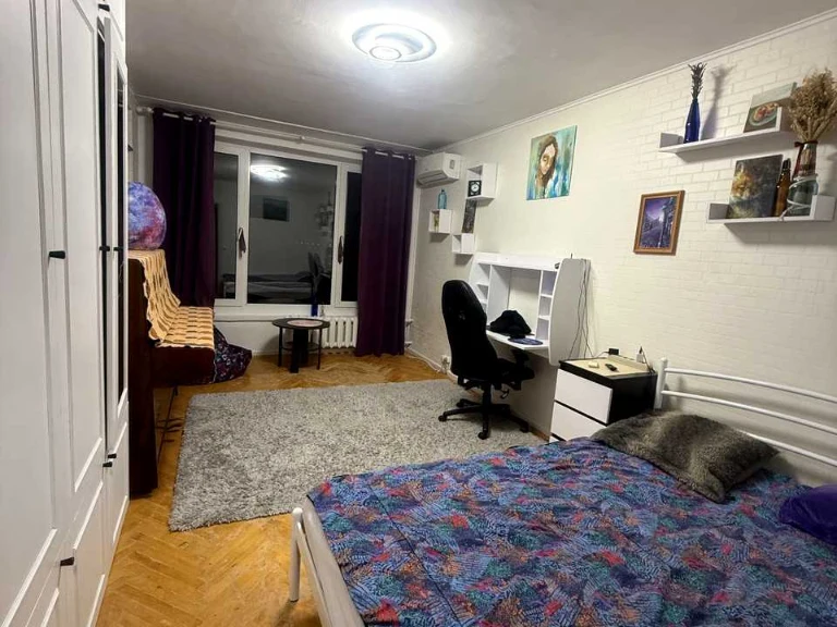 Apartment. Kyiv, Rusalivska embankment street.