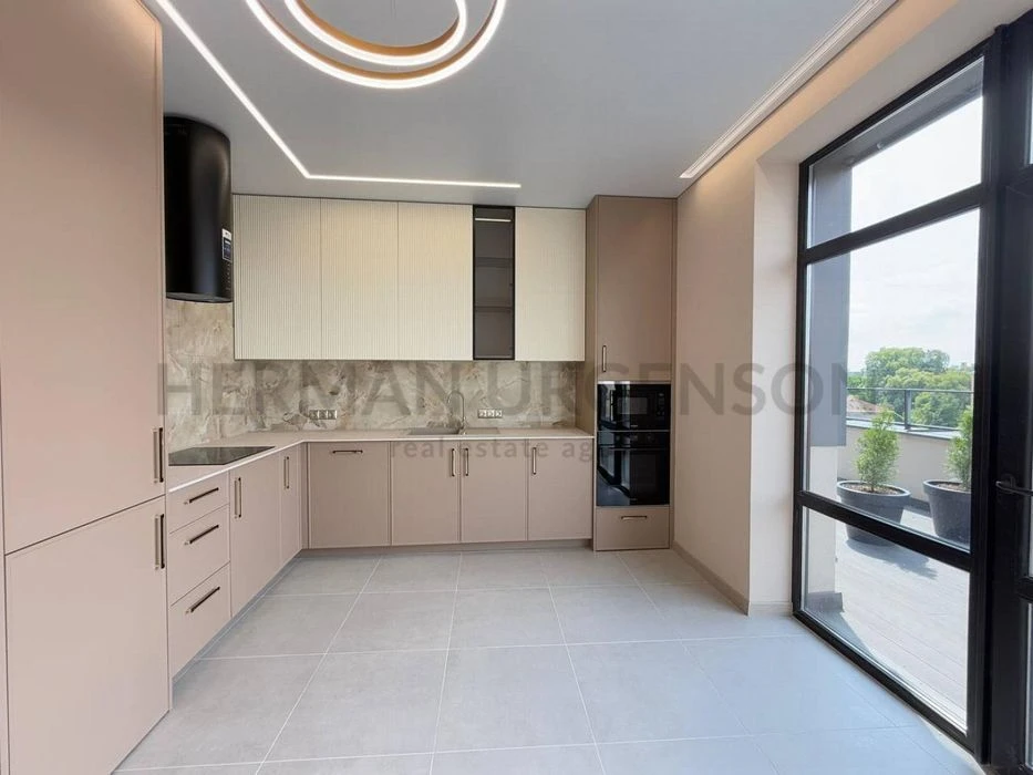Продаж 3к квартири 92 м.кв / вул. Собранецька, Центр