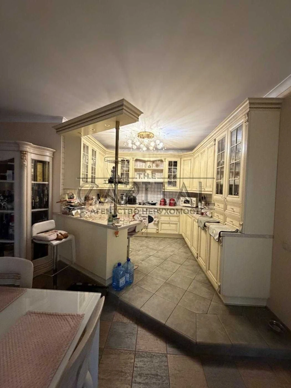Spacious apartment for sale in a quiet 3-story building:
