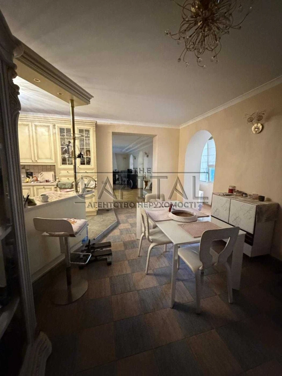 Spacious apartment for sale in a quiet 3-story building: