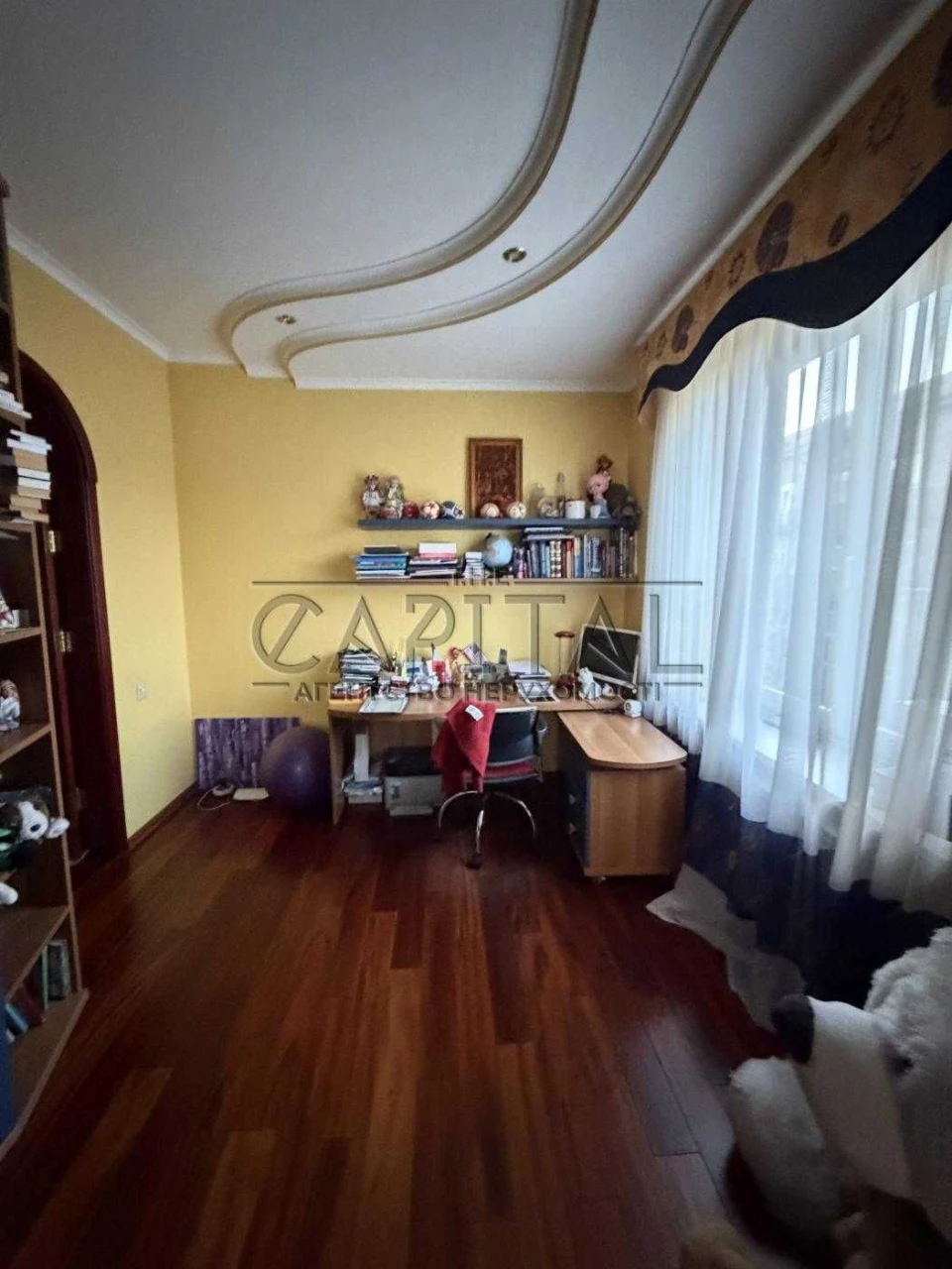 Spacious apartment for sale in a quiet 3-story building: