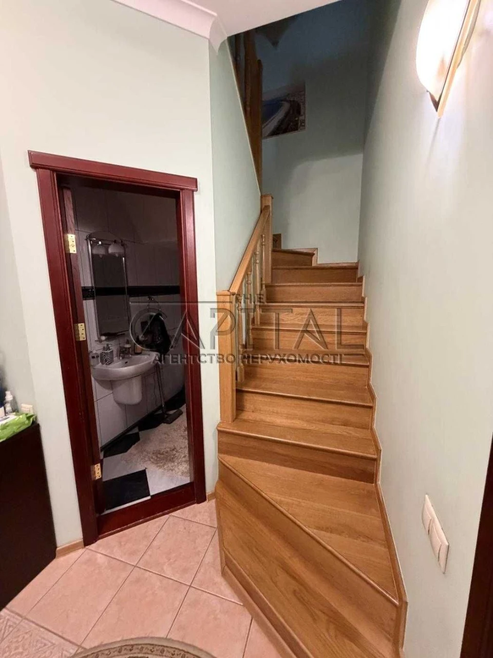 Spacious apartment for sale in a quiet 3-story building: