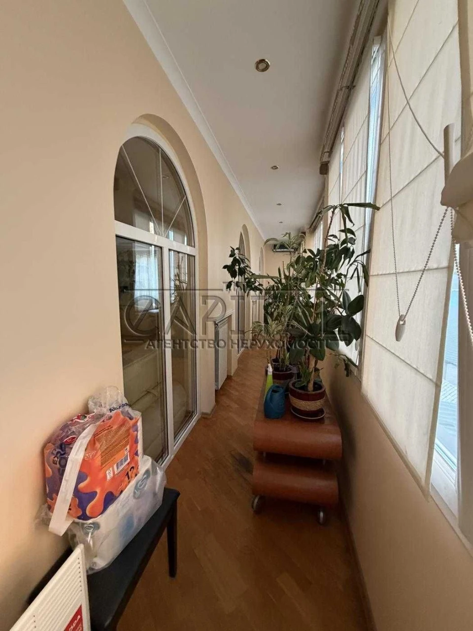 Spacious apartment for sale in a quiet 3-story building: