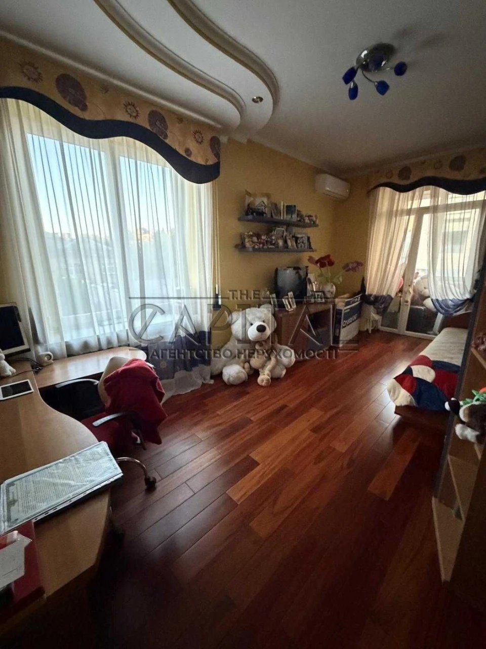Spacious apartment for sale in a quiet 3-story building: