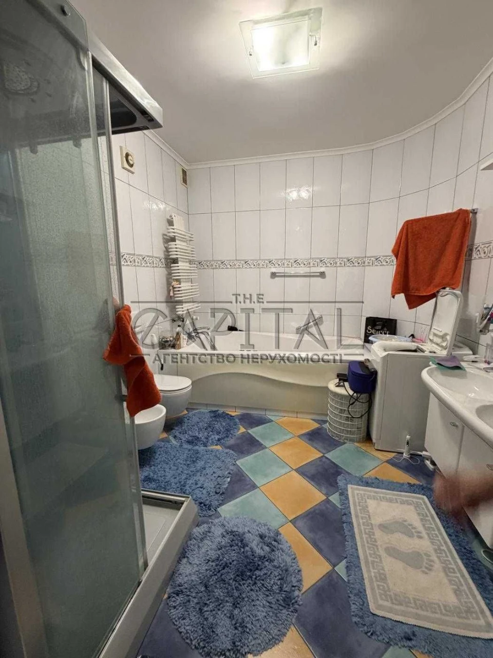 Spacious apartment for sale in a quiet 3-story building:
