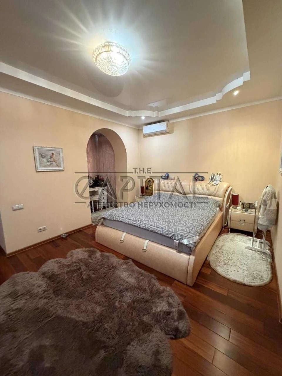 Spacious apartment for sale in a quiet 3-story building: