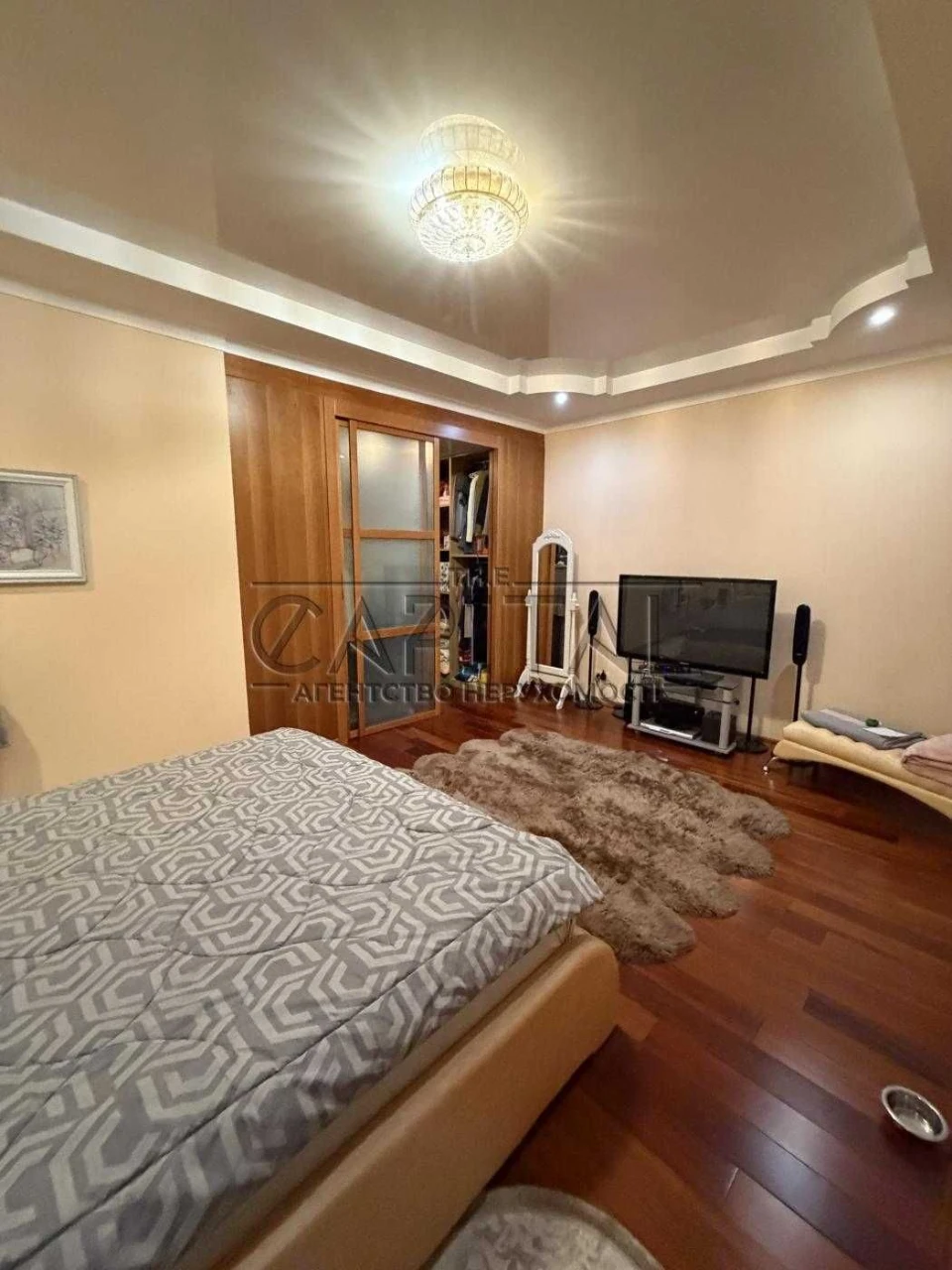 Spacious apartment for sale in a quiet 3-story building: