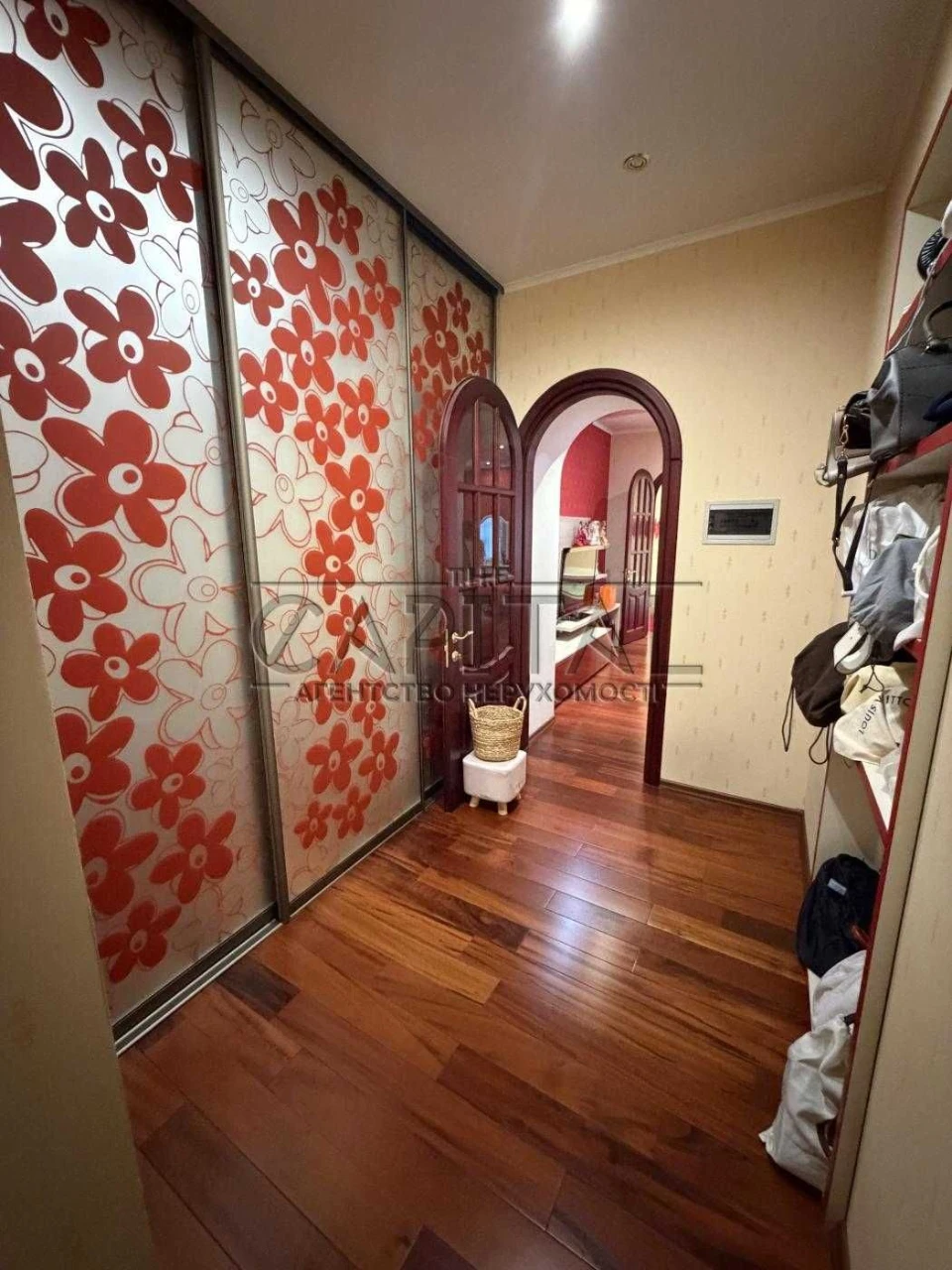Spacious apartment for sale in a quiet 3-story building: