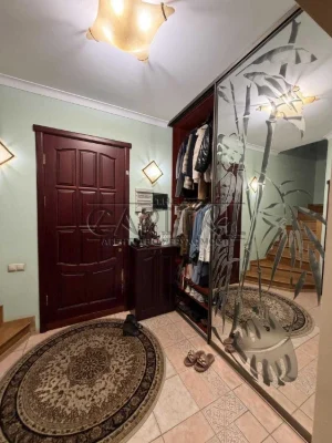 Spacious apartment for sale in a quiet 3-story building: