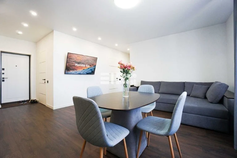 I will sell a 3-room apartment with a new designer renovation in the Varsha residential complex