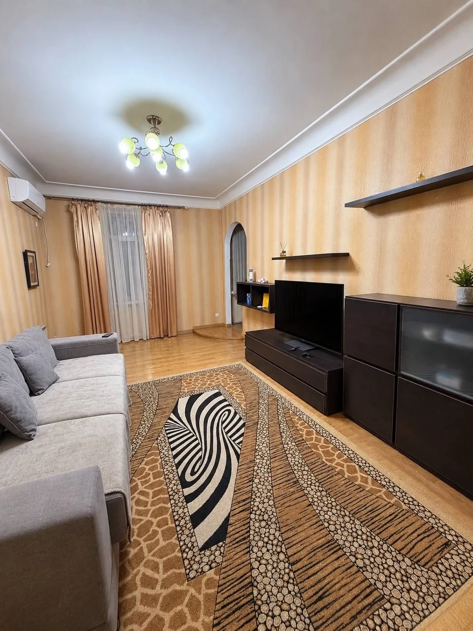 Sale of a 2-room apartment in the Stalinist style in the city center