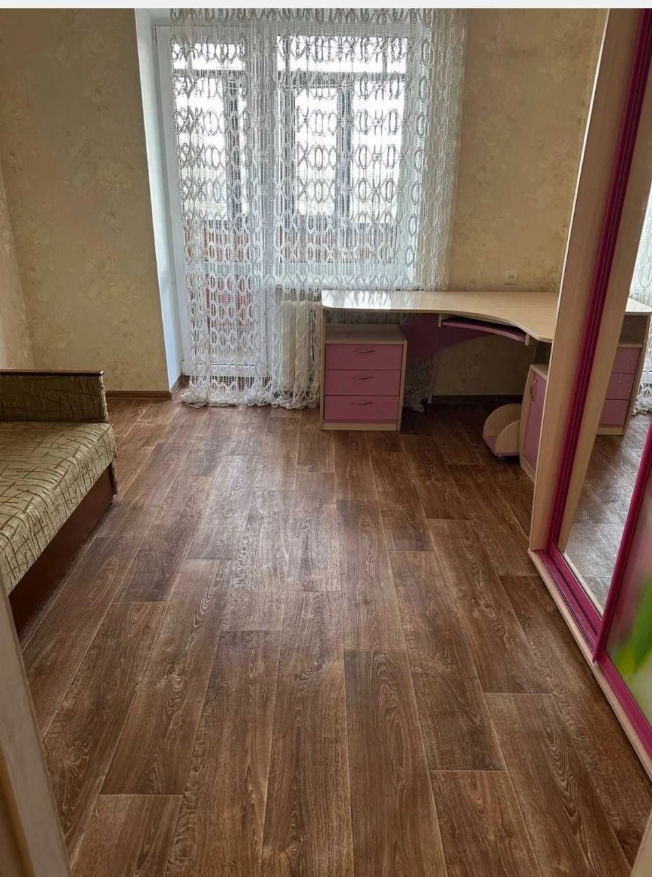 Bright 2-bedroom apartment with modern renovation near