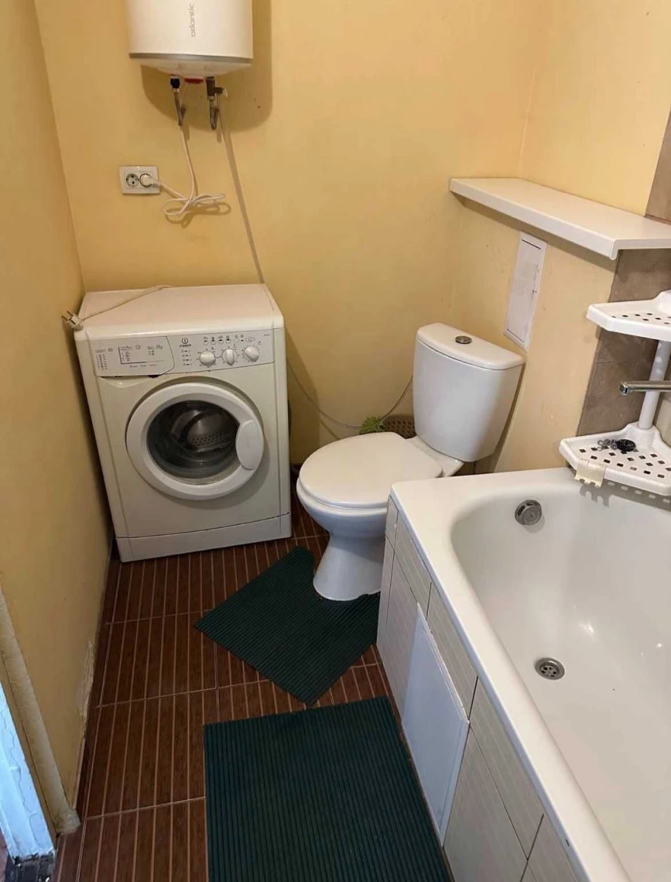 Bright 2-bedroom apartment with modern renovation near