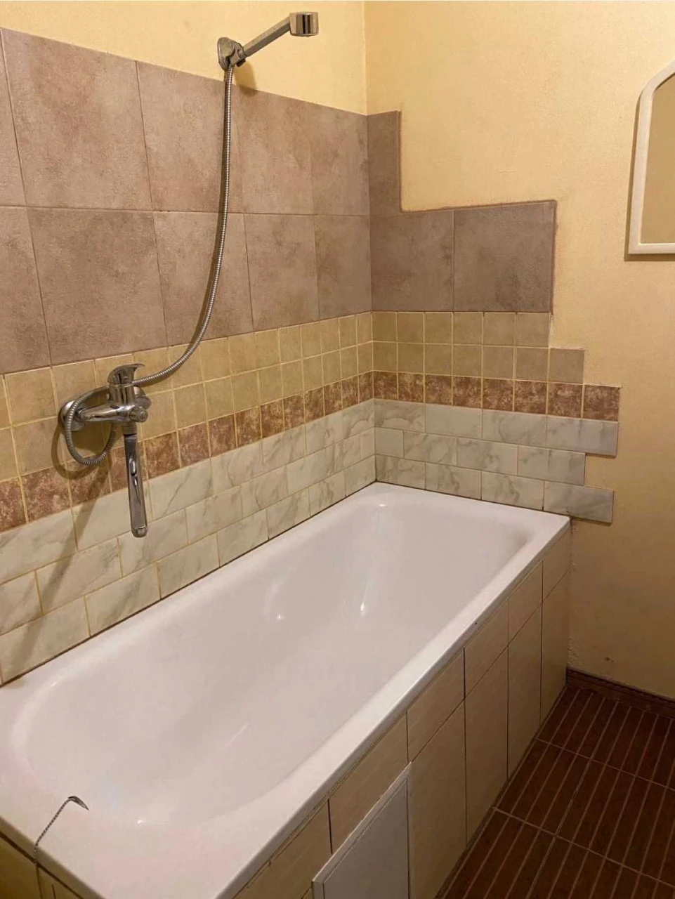 Bright 2-bedroom apartment with modern renovation near