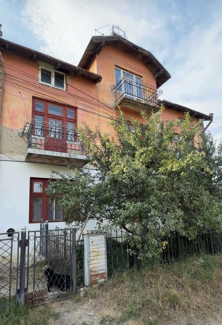 Sale of a large 2-bedroom apartment, in renovation, in the city of Bory