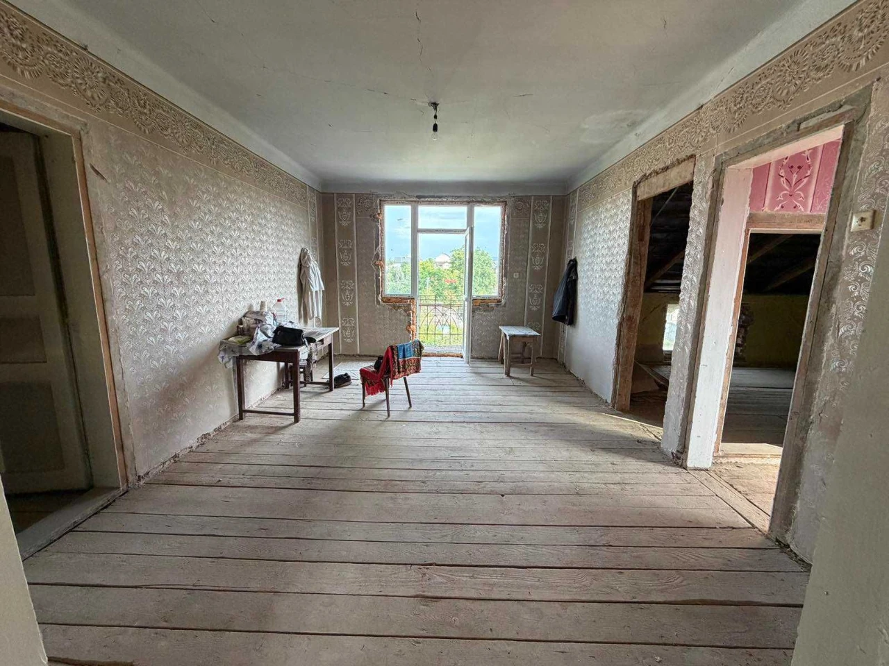 Sale of a large 2-bedroom apartment, in renovation, in the city of Bory