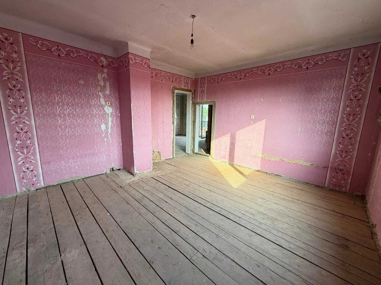 Sale of a large 2-bedroom apartment, in renovation, in the city of Bory