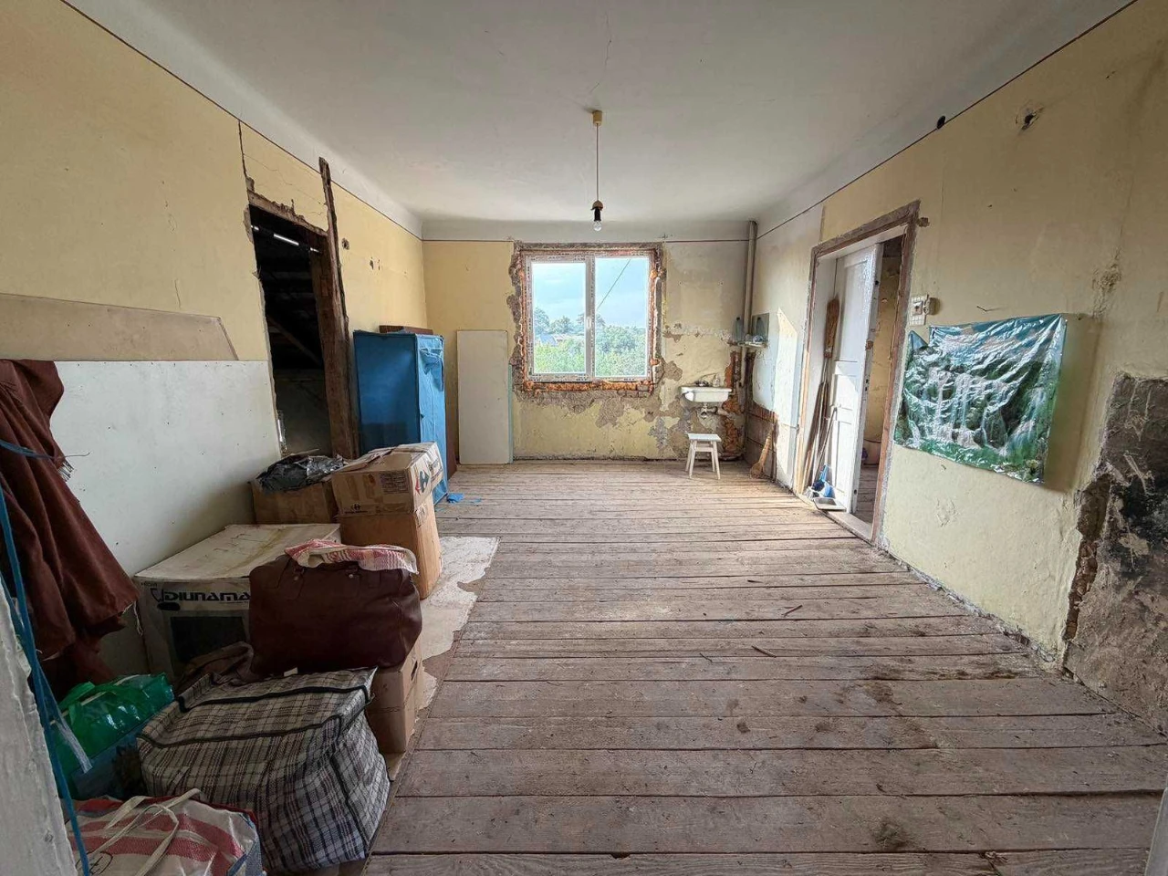 Sale of a large 2-bedroom apartment, in renovation, in the city of Bory