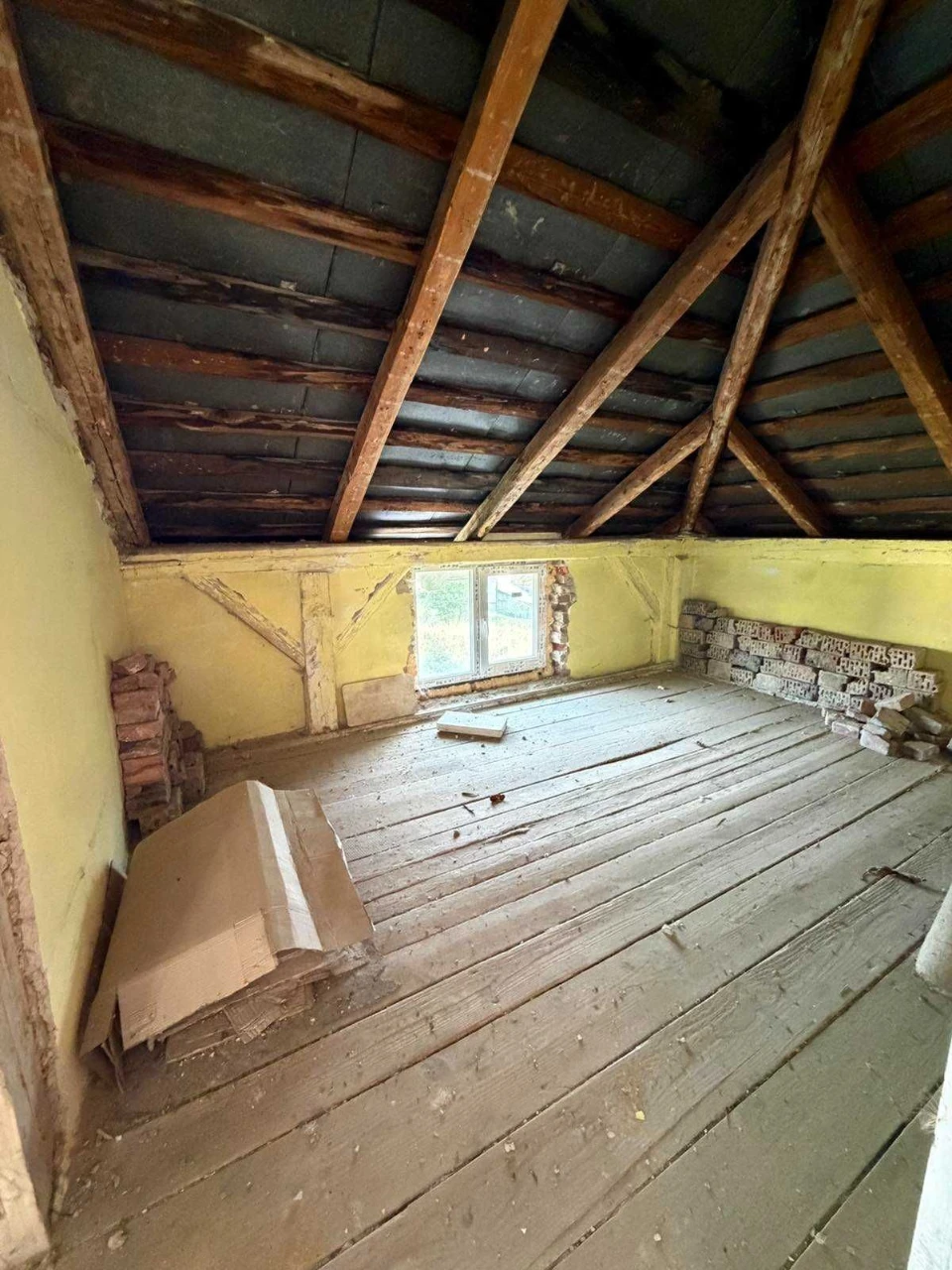 Sale of a large 2-bedroom apartment, in renovation, in the city of Bory