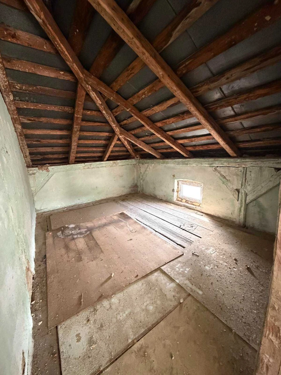 Sale of a large 2-bedroom apartment, in renovation, in the city of Bory