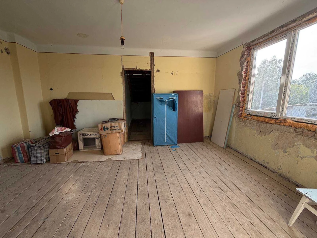 Sale of a large 2-bedroom apartment, in renovation, in the city of Bory