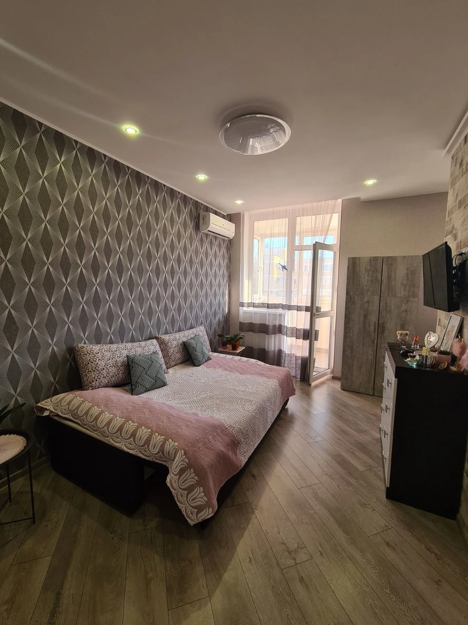 One-bedroom apartment renovated in Chornomorsk, Kolorovy Residence