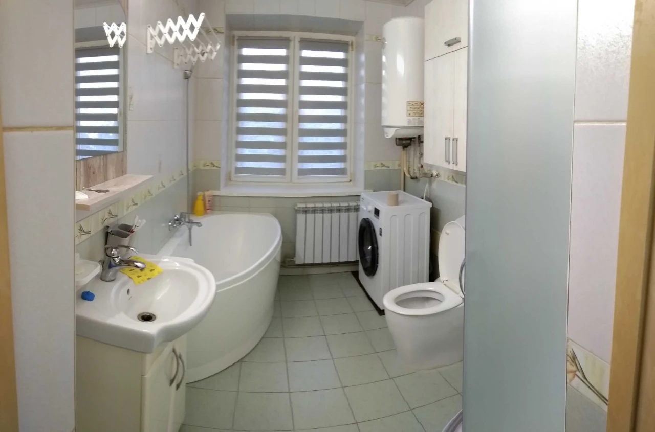Продам квартиру 100 м2. в центре г. Карловка