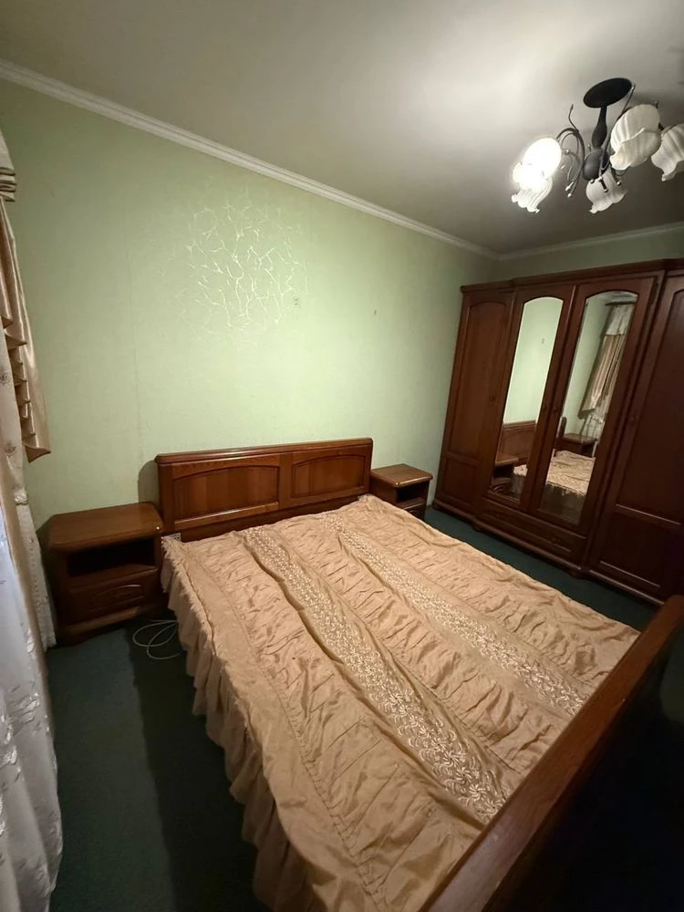 Капітальна трикімнатна квартира в центрі Шполи