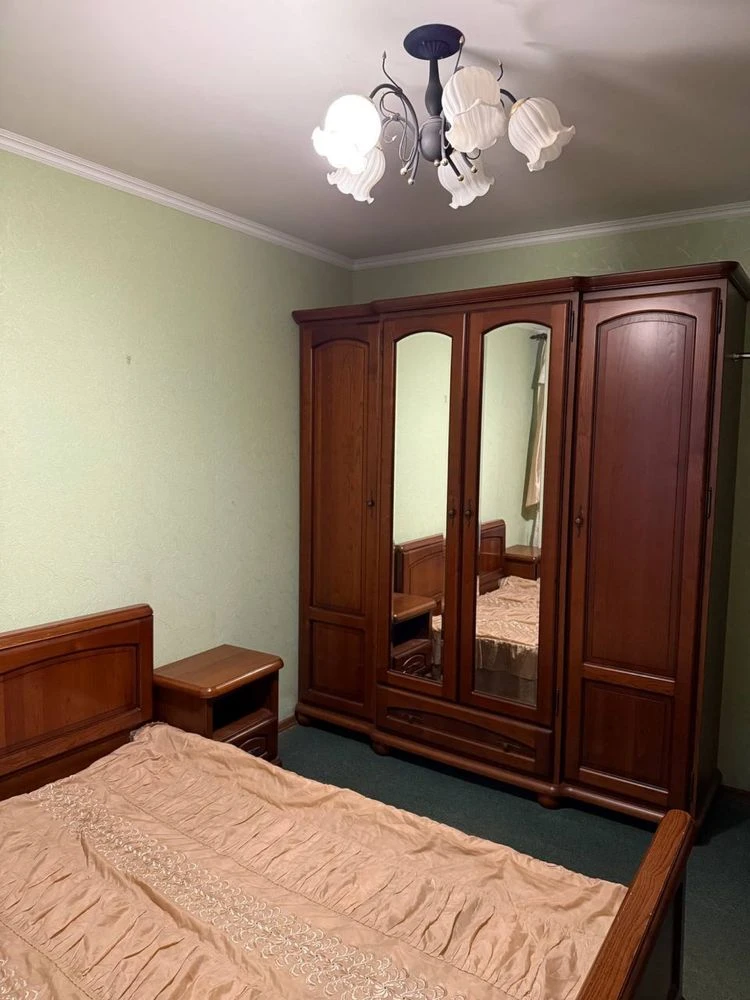 Капітальна трикімнатна квартира в центрі Шполи