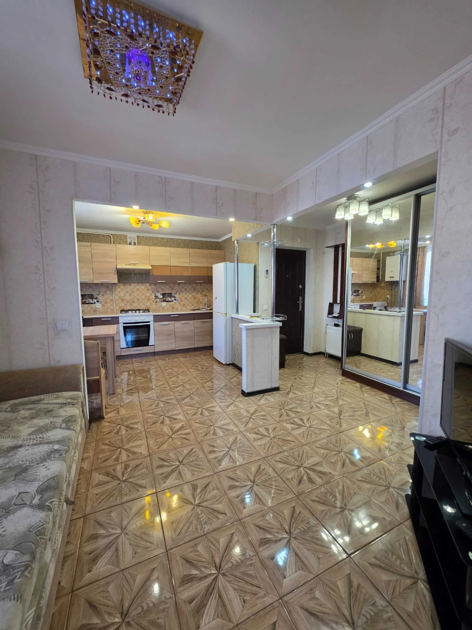 Ready-to-move-in one-and-a-half-room apartment in a new building, center
