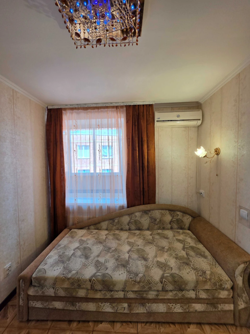 Ready-to-move-in one-and-a-half-room apartment in a new building, center