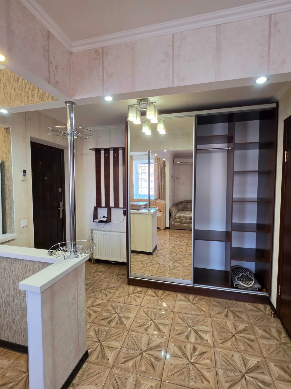 Ready-to-move-in one-and-a-half-room apartment in a new building, center