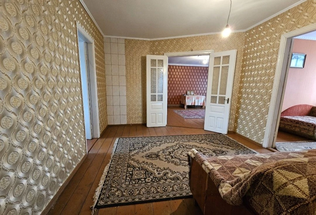 House renovated 110m2. Certificate, voucher. Canyon, blue