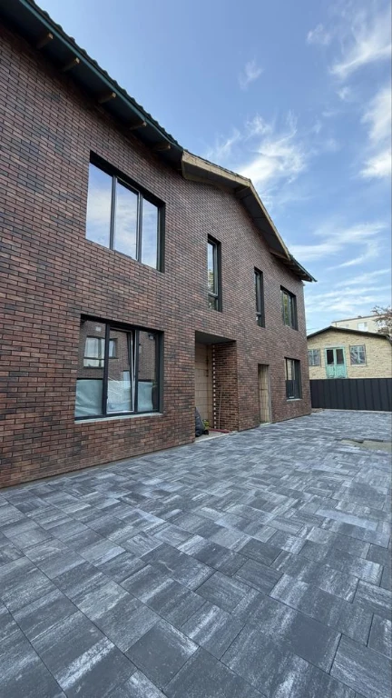 Townhouse near Central Park, Irpin