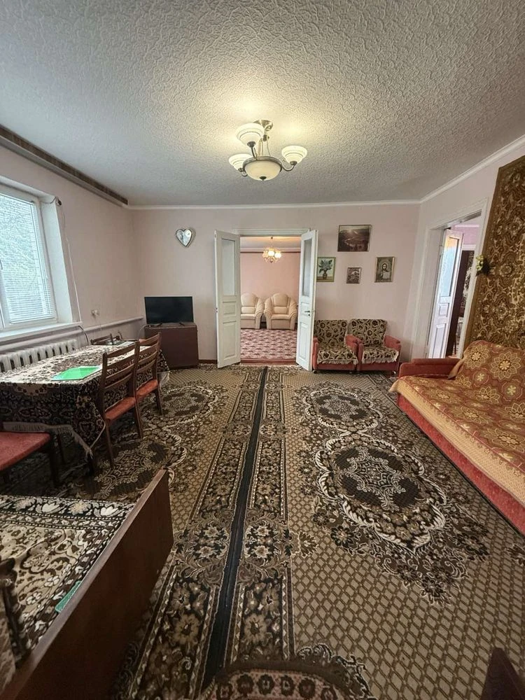 House for sale in the city of Skvira!