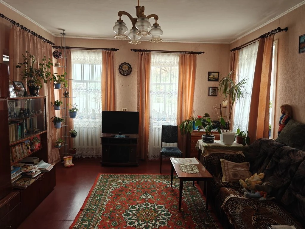Продам великий газіфікований будинок  по вулиці Хасанська