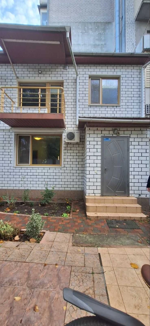 Унікальний  будинок у центрі міста Чорноморськ. Локація ТОП
