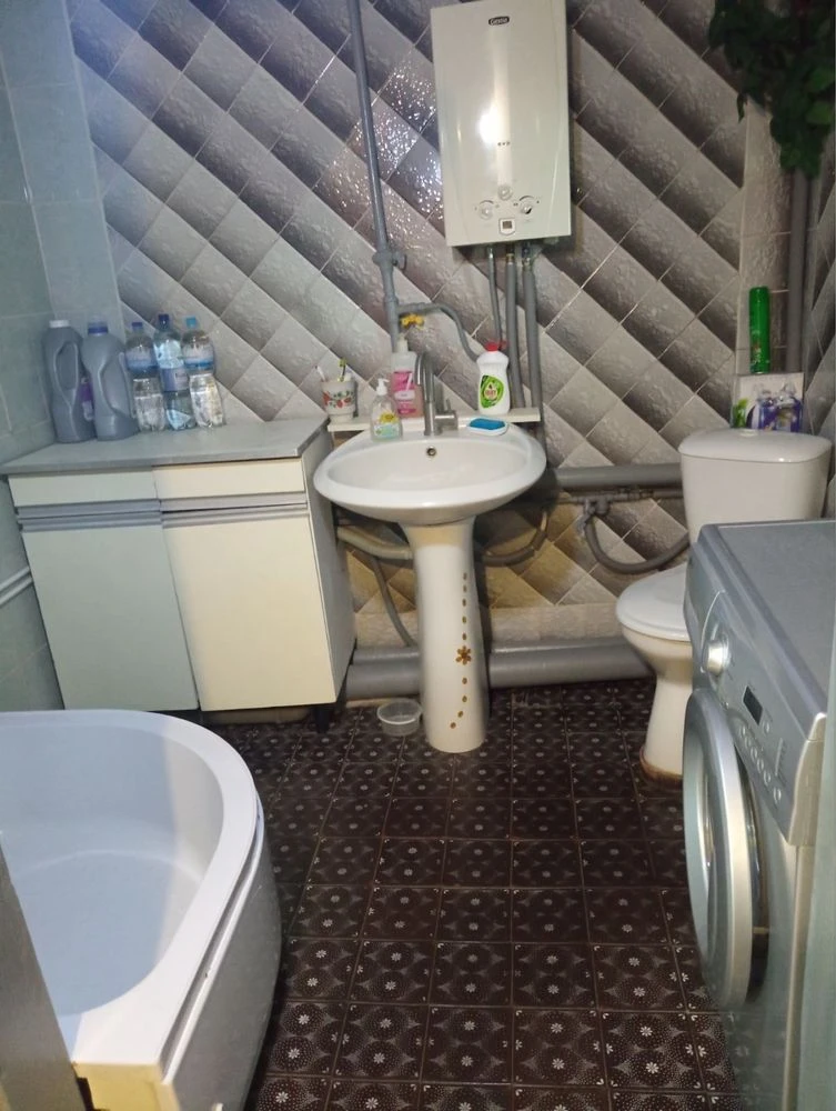 Продається частина будинку в центрі Зміїва