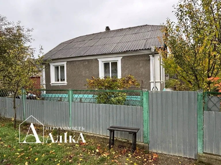 House for sale with summer kitchen and garage