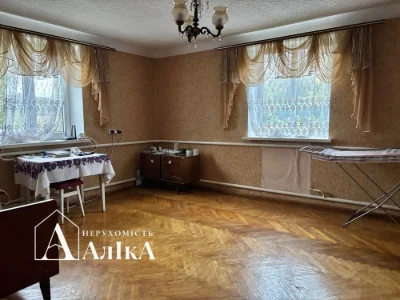 Продається будинок з літньою кухнею та гаражем