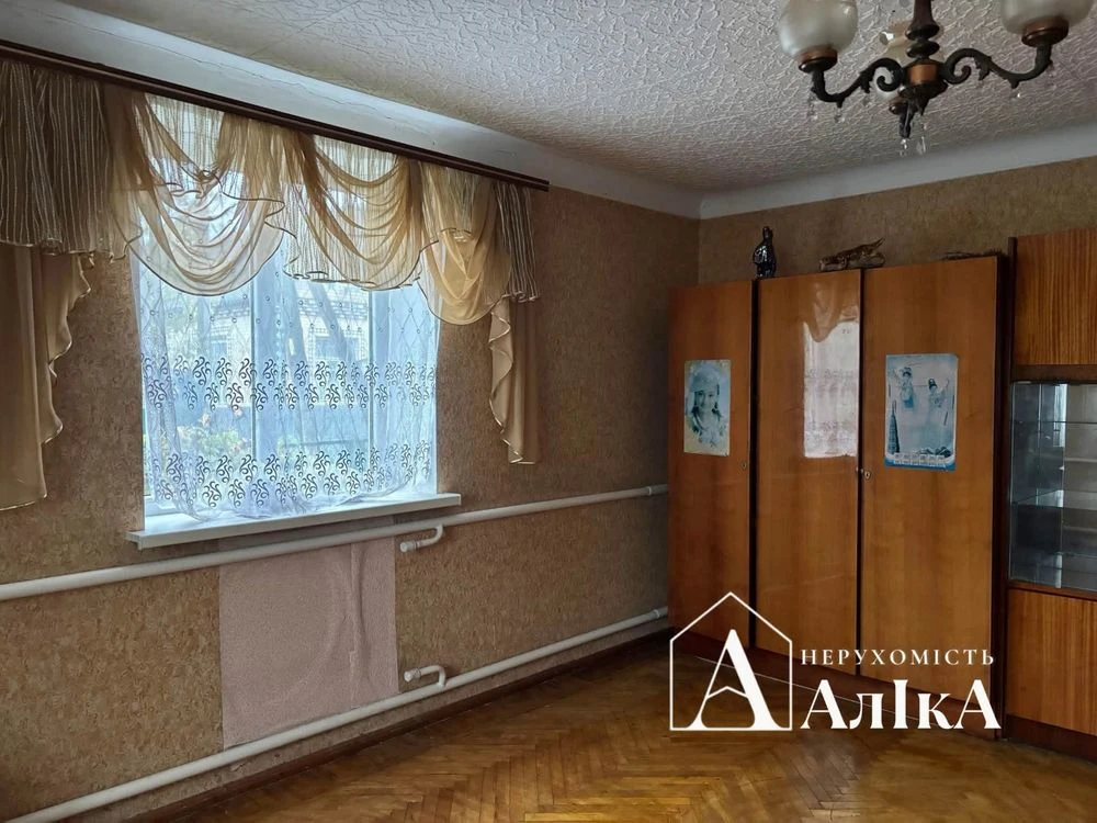 Продається будинок з літньою кухнею та гаражем