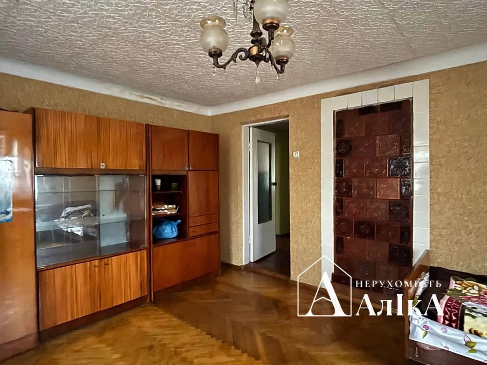 Продається будинок з літньою кухнею та гаражем