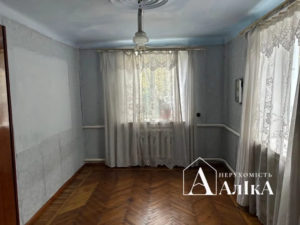 Продається будинок з літньою кухнею та гаражем