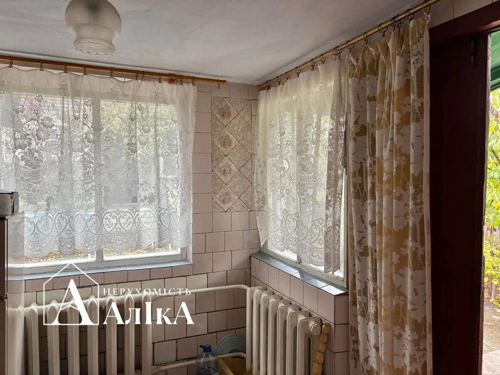 Продається будинок з літньою кухнею та гаражем