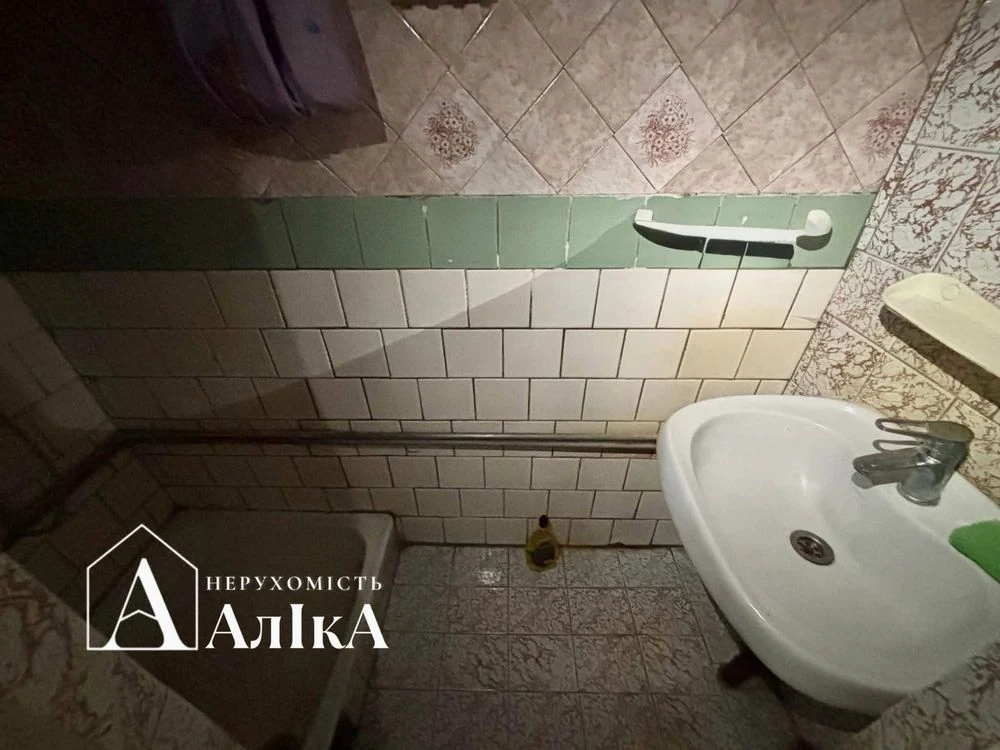 Продається будинок з літньою кухнею та гаражем