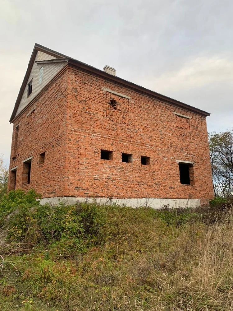 House. 10 acres of land