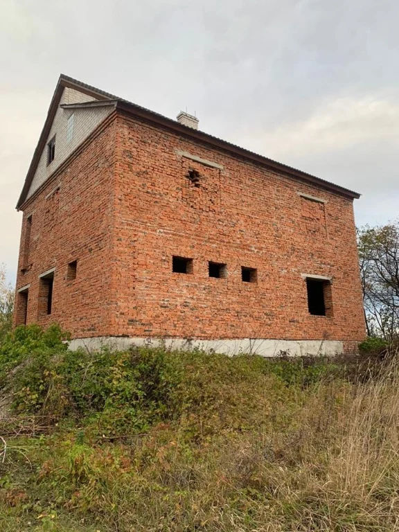 House. 10 acres of land